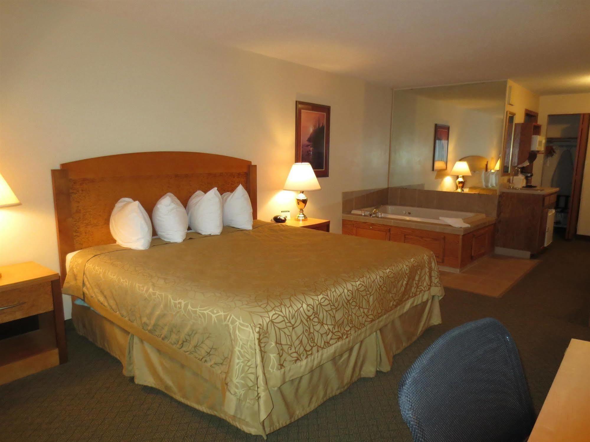 Boarders Inn & Suites By Cobblestone Hotels Superior Exteriör bild
