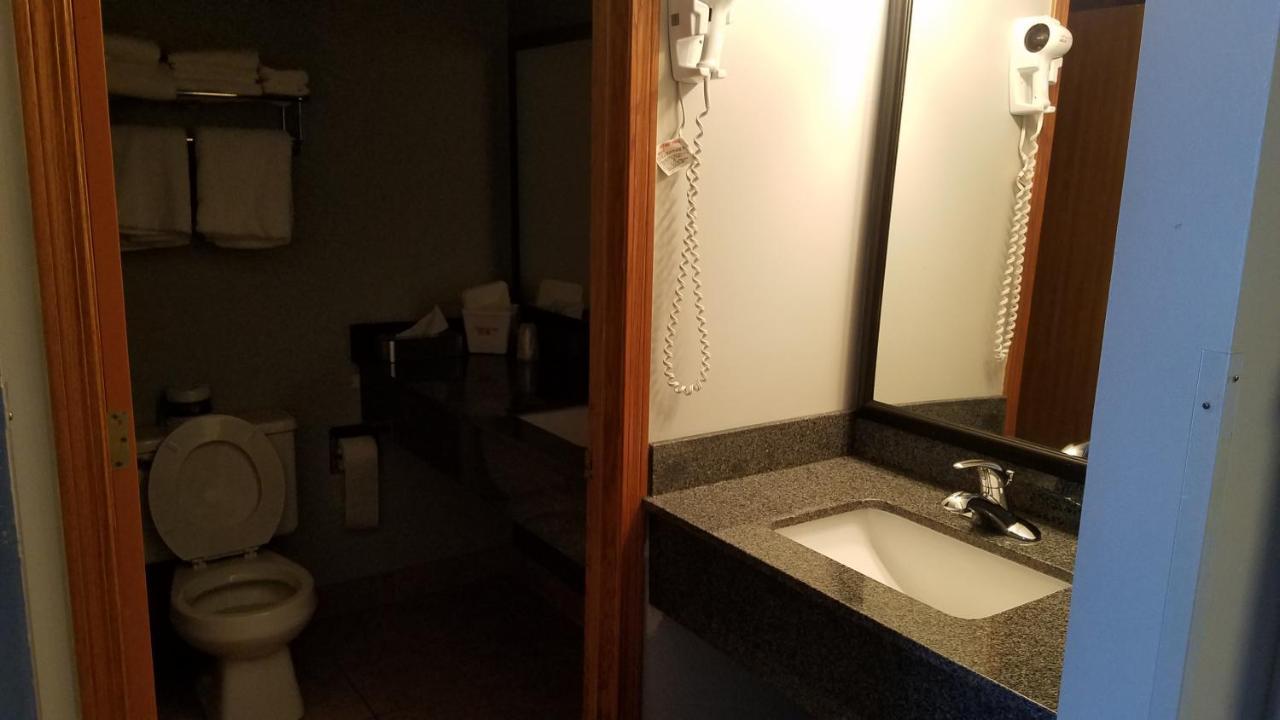 Boarders Inn & Suites By Cobblestone Hotels Superior Exteriör bild