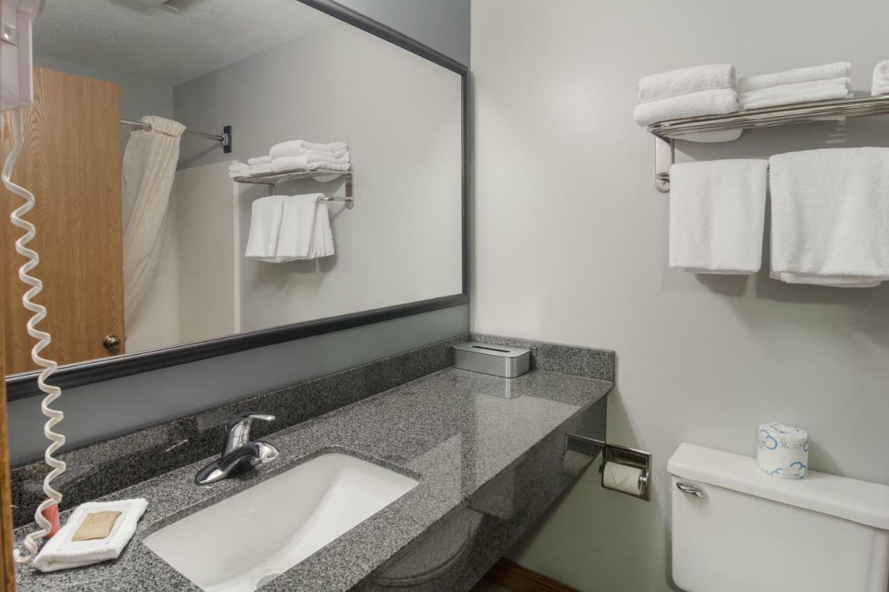 Boarders Inn & Suites By Cobblestone Hotels Superior Exteriör bild