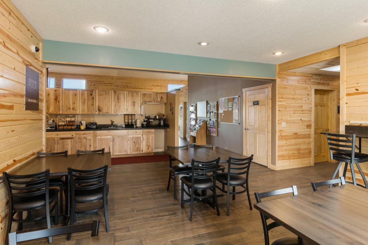 Boarders Inn & Suites By Cobblestone Hotels Superior Exteriör bild