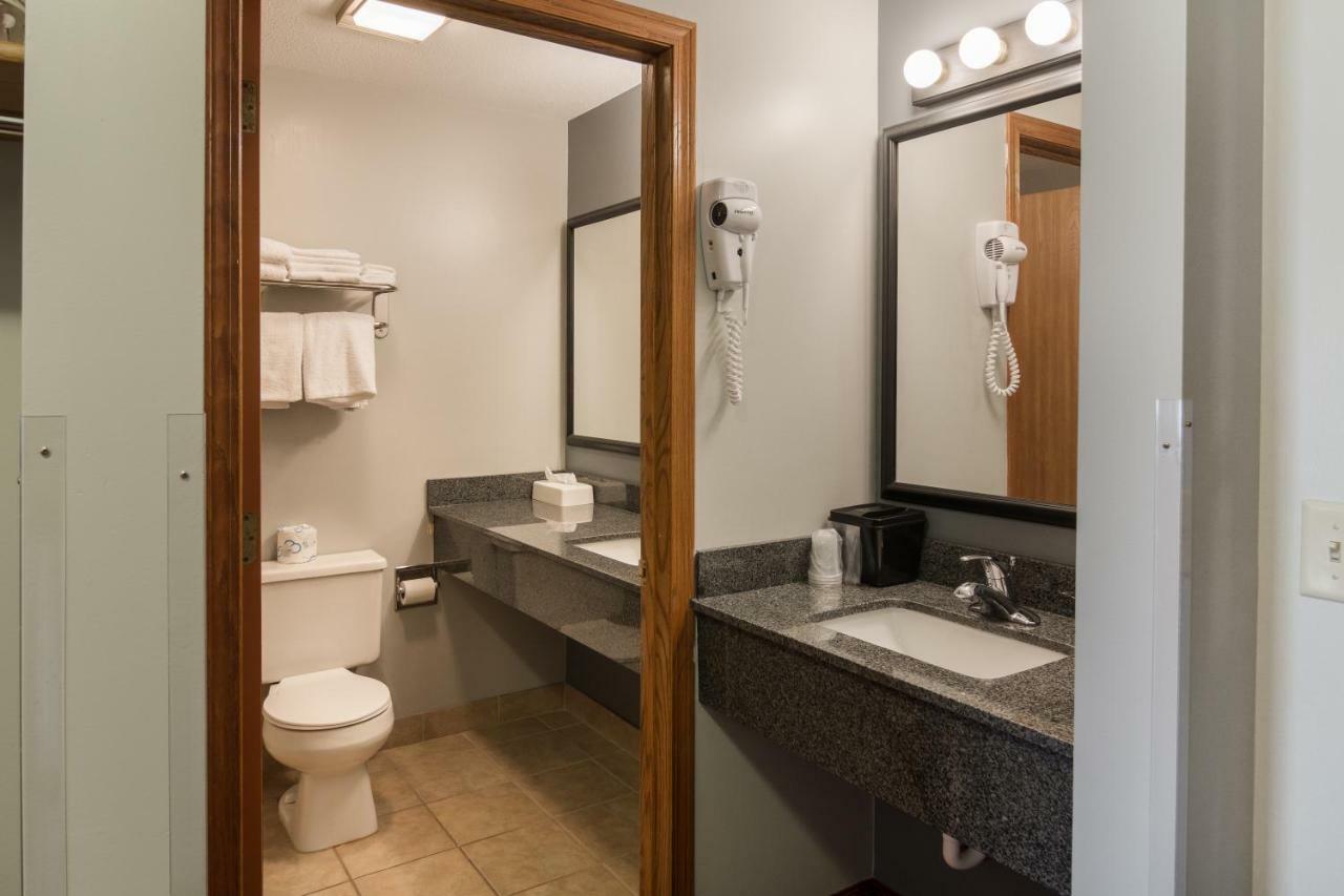 Boarders Inn & Suites By Cobblestone Hotels Superior Exteriör bild