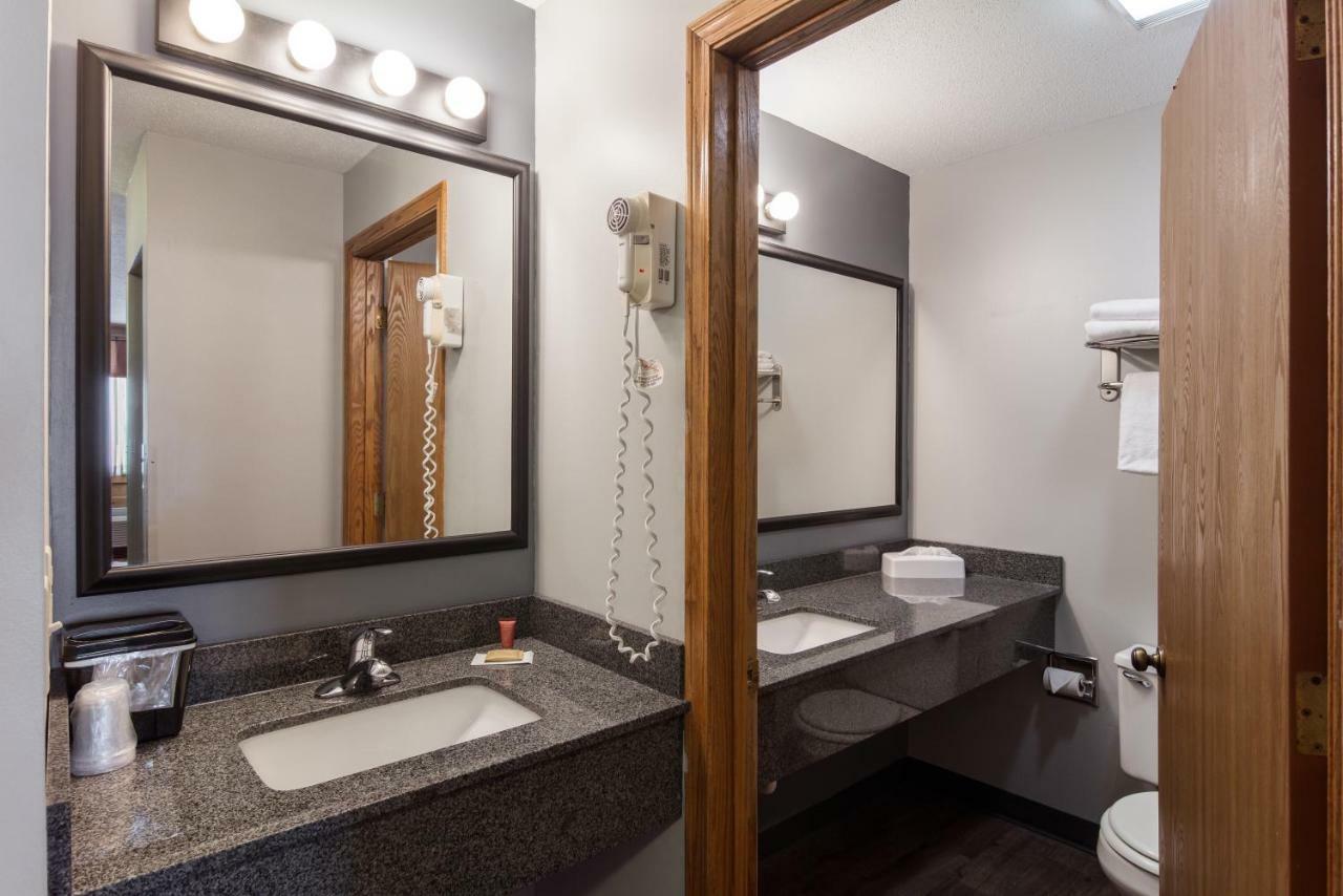 Boarders Inn & Suites By Cobblestone Hotels Superior Exteriör bild