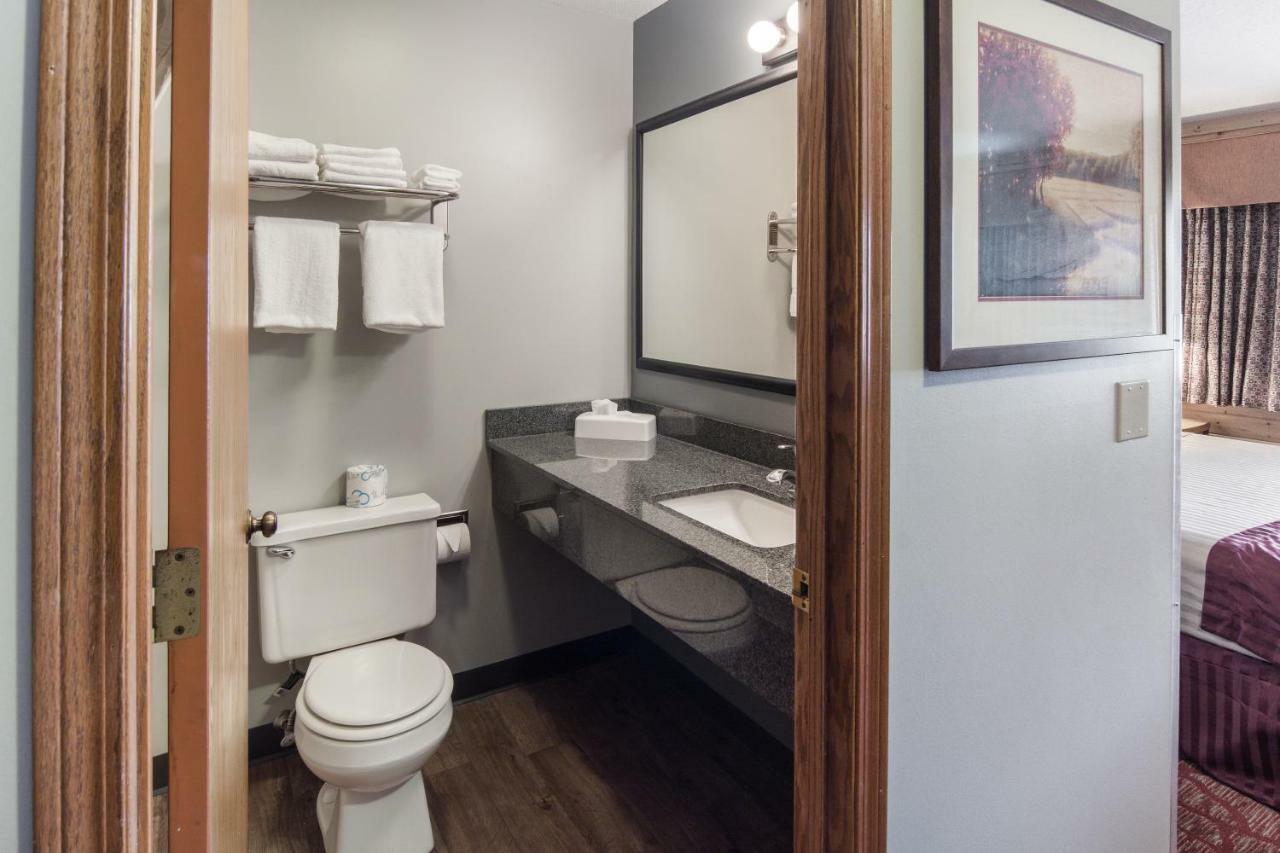 Boarders Inn & Suites By Cobblestone Hotels Superior Exteriör bild