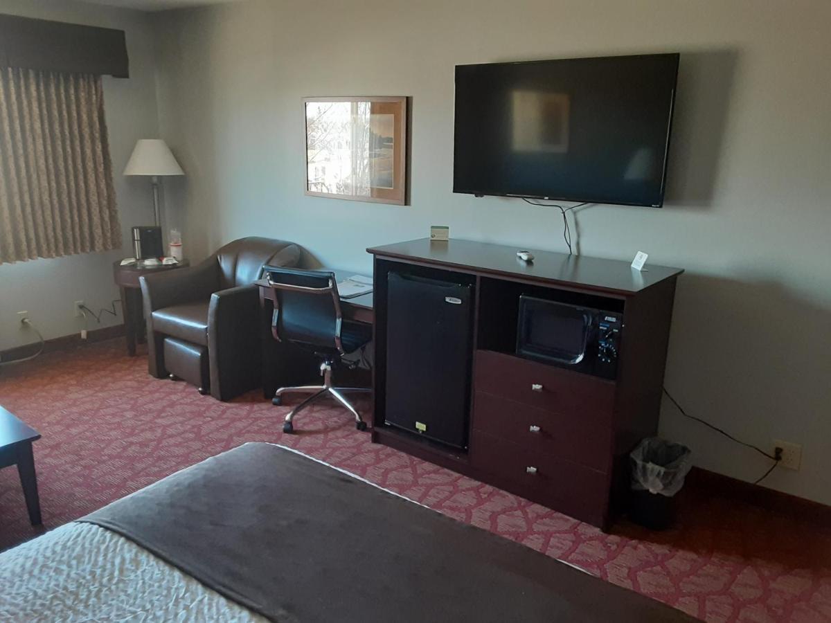 Boarders Inn & Suites By Cobblestone Hotels Superior Exteriör bild